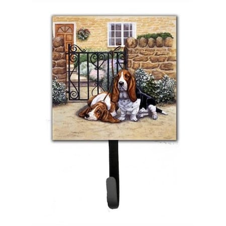 Carolines Treasures Carolines Treasures BDBA0312SH4 Basset Hound at the Gate Leash or Key Holder BDBA0312SH4